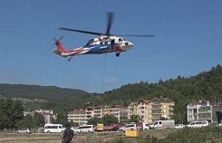 Sel bölgesindeki köylere jeneratörler helikopterlerle...