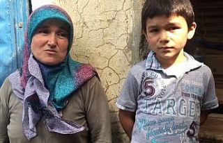 Sel felaketinde çocuklarıyla mahsur kalan anne o...