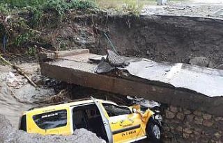 Sel nedeniyle heyelan meydana geldi, araçlar ağır...