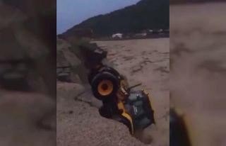 Sel suları iş makinesini böyle yuttu