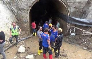 Sel sularına kapılan işçiyi arama çalışmalarına...