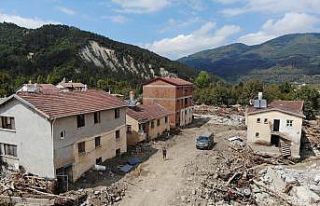 Sel sularının yıktığı köydeki vatandaşlar...