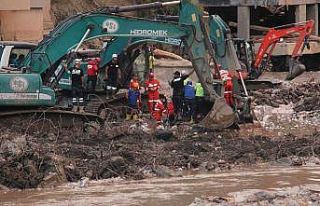 Selde çöken apartmandan bir vatandaşın cansız...