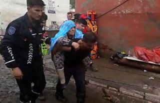 Selde mahsur kalanları sağlık ekipleri sırtında...