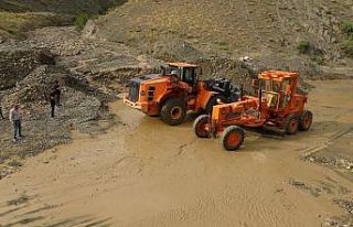 Selden dolayı kapanan Yüksekova-Van karayolu ulaşıma...