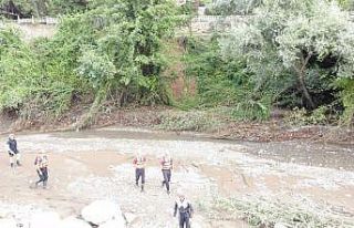 Sele kapılan 85 yaşındaki kadını arama çalışmaları...