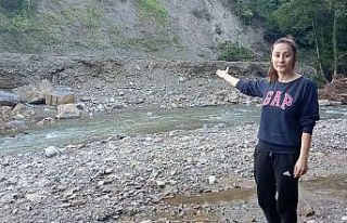 Sele kapılmaktan çöken yol sayesinde kurtuldular