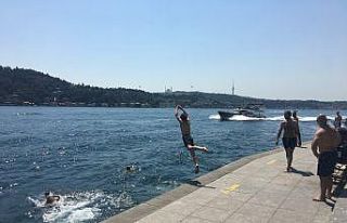 Serinlemek isteyenler İstanbul Boğazı’nda denize...