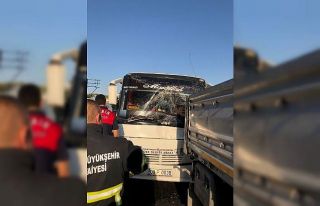 Servis otobüsü ile tır çarpıştı: 11 yaralı