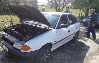 Seyir halinde motoru alev alan otomobili itfaiye söndürdü