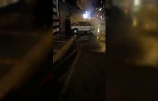 Seyir halindeki otomobil alev aldı