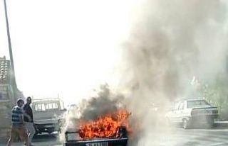 Seyir halindeki otomobil bir anda alev topuna döndü