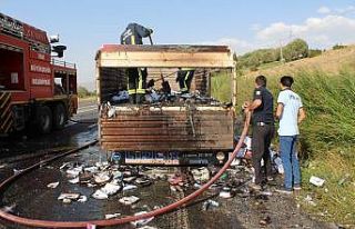 Seyir halindeki tırın dorsesi alev aldı