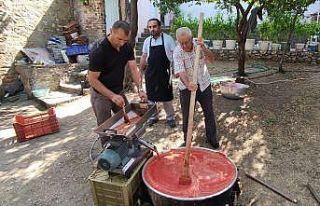 Seyyar salça fabrikasını sokak sokak gezdiriyor