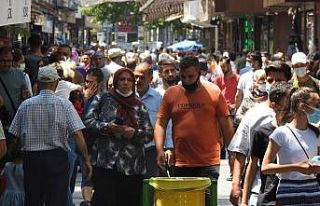Sıcağa ve pandemiye rağmen çarşıdaki yoğunluk...