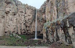 Sıcak hava bu yıl Yezidi Şelalesi erken kuruttu