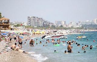 Sıcaklık 40 dereceyi buldu Antalya’da sahiller...