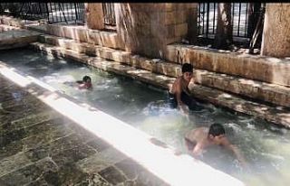 Sıcaktan bunalan çocuklar kanalda serinledi