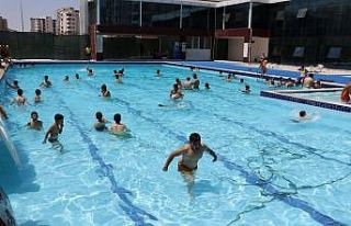 Sıcaktan bunalan vatandaşlar yüzme havuzunda serinliyor
