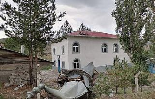 Şiddetli fırtına 30 senelik caminin minaresini...