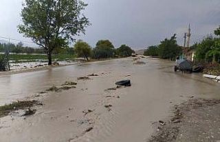 Şiddetli yağmur ilçeleri vurdu