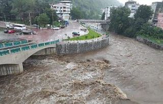 Şiddetli yağmur nedeniyle mahsur kalan 9 kişi kurtarıldı