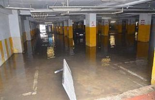 Şiddetli yağmur pazar yerinde su baskınına neden...