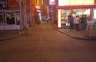 Silahlı kavganın saçması kazara esnafı vurdu