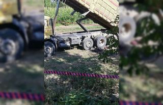 Silaj boşaltırken kapanan damperin altında kalan...