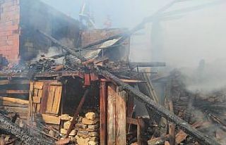 Simav’da çıkan yangında bir ev tamamen yandı