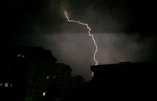 Şimşekler gökyüzünü aydınlattı