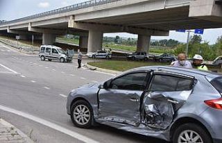 Sinop’ta kavşak altında kaza: 2 yaralı