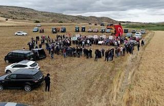 Sivas’ta çiftçiler traktörlerini Kaz Gölü’nü...