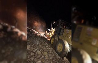 Sivas’ta heyelan yol kapattı