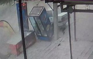 Siverek’te fırtına marketin içecek dolabını...