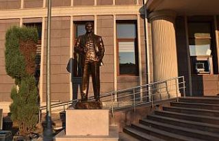 Söğüt Belediye binası önüne Atatürk heykeli...