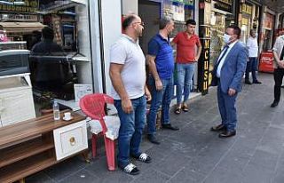 Sokak sokak gezerek vatandaşlara aşı çağrısında...