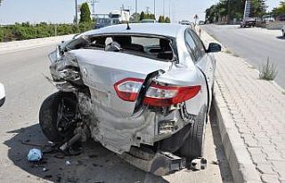 Su almak için duran otomobile hafif ticari araç...