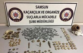 Şüpheli araçtan 429 adet sikke ve 3 adet heykel...
