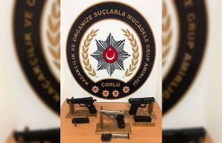 Şüpheli araçtan silahlar çıktı: 2 kişi gözaltında