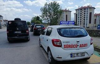 Sürücü adayı aracı aniden durdu, sürücü kursu...