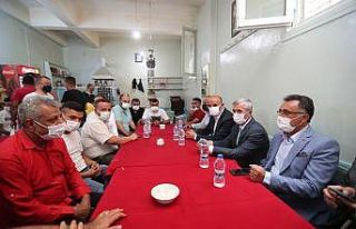 Tahmazoğlu, milletvekilleri ile birlikte esnafı...