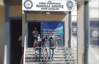 Takip ettiği kişilerin cep telefonunu çalıyordu,...