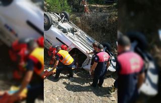 Takla atan araçta sıkışan sürücüyü itfaiye...