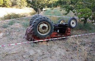 Takla atan traktörün altında kalan çiftçi hayatını...