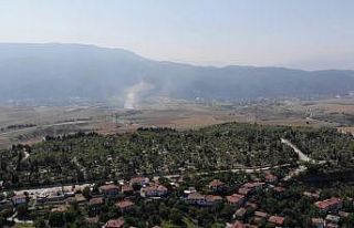 Tarihi ilçede çöp yangını söndürme çalışmaları...