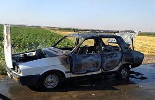 Tarlaya giderken otomobili yandı