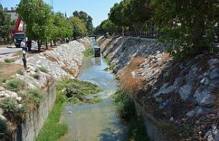 Tarsus’ta dere yatakları temizleniyor
