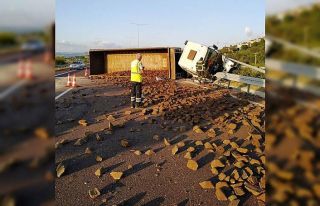 Taş yüklü tır devrildi: 2 yaralı