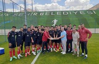 Taşkesinligil Milli sporcuları ziyaret ederek tatlı...